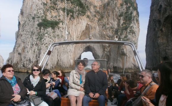 Csapatkapitány és a Faraglioni sziklák